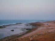 Les nouveaux records du tourisme marocain en 2026 : une tendance à suivre Famille dans une plage marocaine en 2026