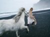 Dernière étape vers l’Algérie : Aslan et son cavalier en route depuis la Loire-Atlantique Cheval blanc d'Aslan en route vers l'Algérie depuis la Loire-Atlantique, accompagné de son cavalier.