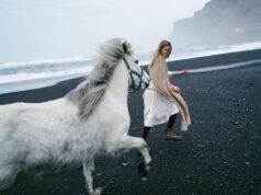 Dernière étape vers l’Algérie : Aslan et son cavalier en route depuis la Loire-Atlantique Cheval blanc d'Aslan en route vers l'Algérie depuis la Loire-Atlantique, accompagné de son cavalier.