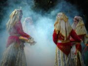 La zaffa dans le mariage traditionnel : une danse emblématique des cultures du Maghreb Zaffa dance in a traditional Maghrebi wedding featuring musicians and dancers