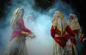 La zaffa dans le mariage traditionnel : une danse emblématique des cultures du Maghreb Zaffa dance in a traditional Maghrebi wedding featuring musicians and dancers