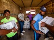 Michel Jestin, un humanitaire engagé pour l’Afrique : le projet 301 au Bénin Michel Jestin au milieu des habitants béninois, travaillant sur le projet 301