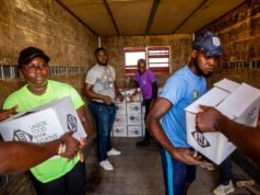Michel Jestin, un humanitaire engagé pour l’Afrique : le projet 301 au Bénin Michel Jestin au milieu des habitants béninois, travaillant sur le projet 301