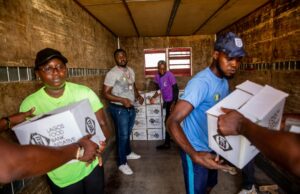 Michel Jestin, un humanitaire engagé pour l’Afrique : le projet 301 au Bénin Michel Jestin au milieu des habitants béninois, travaillant sur le projet 301