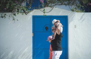 Sociologique : l’évolution des modèles de famille au Maroc – Un regards sur la dynamique familiale marocaine Familles marocaines dans une rue traditionnelle avec vieilles maisons en pierre
