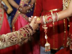 Assistance à un mariage indien : expérience humaine inoubliable Indian bride and groom in traditional attire surrounded by family and friends during wedding ceremony