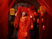 La Chine réinvente le mariage : tendances à suivre Chinese couple embracing during a modern wedding ceremony
