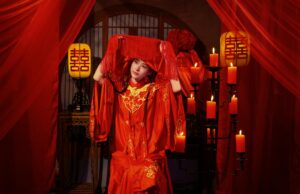 La Chine réinvente le mariage : tendances à suivre Chinese couple embracing during a modern wedding ceremony