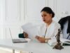 La Moudawana au Maroc : les défis d’une réforme du code de la famille Femme marocaine en train de lire la loi moudawana