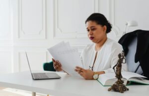 La Moudawana au Maroc : les défis d’une réforme du code de la famille Femme marocaine en train de lire la loi moudawana