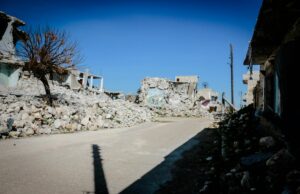 La guerre silencieuse contre l’Algérie : un appel à la paix et à la réconciliation Algériens réunis autour d'une table avec une image de la guerre silencieuse
