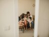 Révolution silencieuse : les familles marocaines adaptant leur mode de vie Maroccan family adapting lifestyle in a modern setting