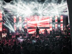 Guerre au Moyen-Orient : soutien à Kendji Girac contre les boycotts marocains Kendji Girac performing at a concert in the Middle East, surrounded by Arab fans