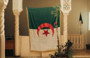 L’âme de notre présence en Algérie : une exploration culturelle Algerian family exploring cultural sites