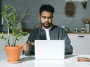 Naftal et sa plateforme numérique : une révolution pour l’achat de pneumatiques Homme maghrébin acheteur navigant sur la plateforme Naftal pour acheter des pneumatiques en ligne