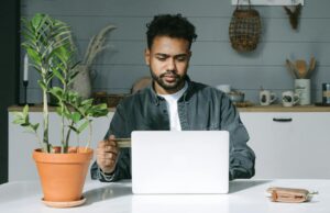 Naftal et sa plateforme numérique : une révolution pour l’achat de pneumatiques Homme maghrébin acheteur navigant sur la plateforme Naftal pour acheter des pneumatiques en ligne