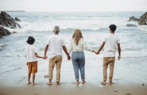 Vacances au Maroc en 2026 avec Ovoyages : offre et avantages Famille marocaine en vacances avec Ovoyages au Maroc en 2026