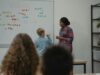 Pourquoi les élèves pratiquent-ils des cours en anglais dans une école française ? Élèves français pratiquant des cours en anglais dans une école française