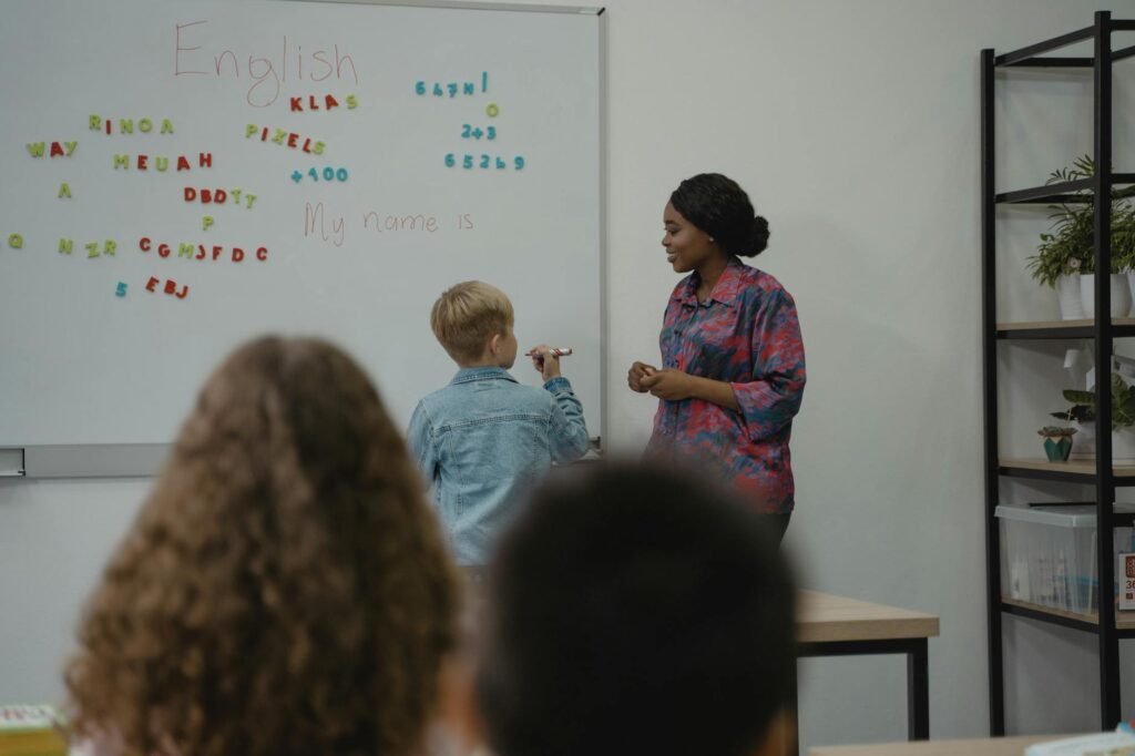 Pourquoi les élèves pratiquent-ils des cours en anglais dans une école française ?