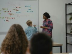 Pourquoi les élèves pratiquent-ils des cours en anglais dans une école française ? Élèves français pratiquant des cours en anglais dans une école française