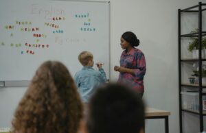 Pourquoi les élèves pratiquent-ils des cours en anglais dans une école française ? Élèves français pratiquant des cours en anglais dans une école française