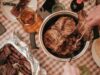 Aïd El Kébir : découvrez la recette authentique de cette fameuse spécialité algérienne Famille autour d'une table servie de laitues, paté et mouton à l'Aïd El Kébir