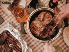 Aïd El Kébir : découvrez la recette authentique de cette fameuse spécialité algérienne Famille autour d'une table servie de laitues, paté et mouton à l'Aïd El Kébir