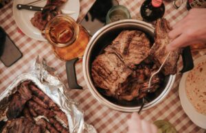 Aïd El Kébir : découvrez la recette authentique de cette fameuse spécialité algérienne Famille autour d'une table servie de laitues, paté et mouton à l'Aïd El Kébir