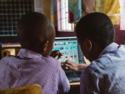 L’éducation numérique : comment transforme-t-elle l’apprentissage des enfants au Maroc ? Enfants marocains apprenant avec des tablettes numériques en classe