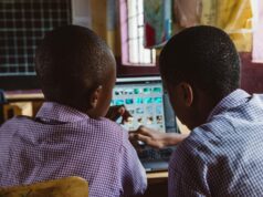 L’éducation numérique : comment transforme-t-elle l’apprentissage des enfants au Maroc ? Enfants marocains apprenant avec des tablettes numériques en classe