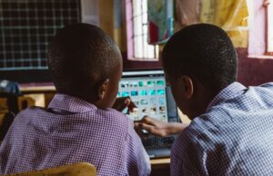 L’éducation numérique : comment transforme-t-elle l’apprentissage des enfants au Maroc ? Enfants marocains apprenant avec des tablettes numériques en classe