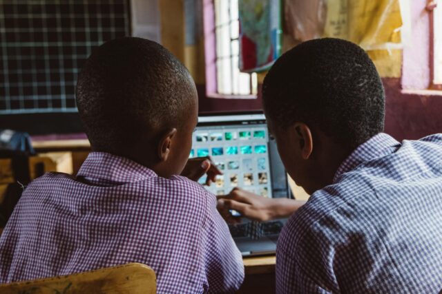 Enfants marocains apprenant avec des tablettes numériques en classe