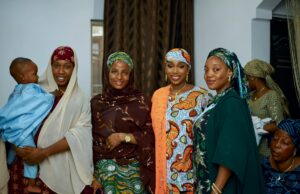 Nigeria: Mères de Chibok, leur lutte pour l’éducation de leurs enfants Mères de Chibok réunies autour d'une table en train de discuter sur l'éducation de leurs enfants