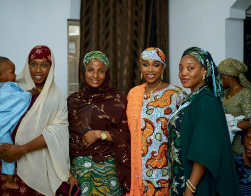Nigeria: Mères de Chibok, leur lutte pour l’éducation de leurs enfants Mères de Chibok réunies autour d'une table en train de discuter sur l'éducation de leurs enfants