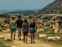 Voyage en Algérie : expériences de touristes français et conseils pratiques Famille française visiteur algérien site archéologique