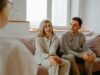 La nullité de mariage religieux : des couples partagent leur histoire déchirante Couples maghrébins discutant de leur nullité de mariage religieux