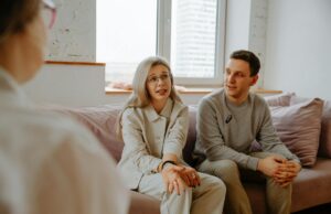 La nullité de mariage religieux : des couples partagent leur histoire déchirante Couples maghrébins discutant de leur nullité de mariage religieux