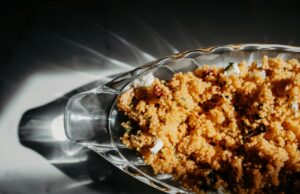 Le Top 50 des meilleurs plats de poulet au monde : la spécialité algérienne s’invite dans le classement Top 50 des meilleurs plats de poulet au monde avec un plat de couscous algérien en foreground