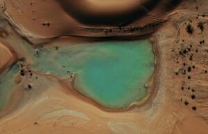 Les oasis marocaines menacées par la culture de la pastèque et l’avancée du désert : un appel à la solidarité Famille dans une oasis marocaine en danger face à la culture de pastèque et l'avancée du désert