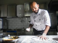 Mohamed Cheikh, le gagnant de Top Chef 2021 : la cuisine algérienne mérite d’être découverte Mohamed Cheikh, gagnant de Top Chef 2021, préparant une délicieuse cuisine algérienne