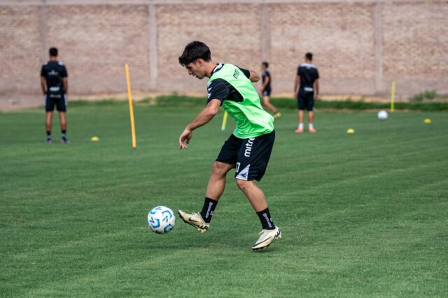 Équipe du Maroc de football des moins de 17 ans avant la finale de la Coupe d'Afrique U17, joueurs en train d'entraîner