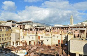 Techniques traditionnelles pour sauver l’eau au Maroc : comment ça fonctionne et pourquoi cela est important Farmers using traditional water-saving techniques in Morocco