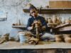 Un artisanat marocain de Cherbourg-en-Cotentin : Une nouvelle voie vers l’artisanat traditionnel Artisan marocain travaillant à son atelier de Cherbourg-en-Cotentin avec ses créations en vue