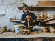 Un artisanat marocain de Cherbourg-en-Cotentin : Une nouvelle voie vers l’artisanat traditionnel Artisan marocain travaillant à son atelier de Cherbourg-en-Cotentin avec ses créations en vue