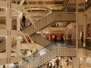 Concept stores maghrébins à Paris : 5 adresses où le design reflète nos cultures Intérieur d'un concept store maghrébin à Paris, montrant des objets et des éléments de décor inspirés de nos cultures