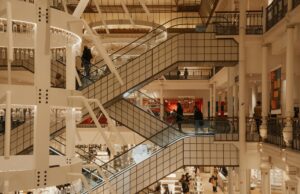 Concept stores maghrébins à Paris : 5 adresses où le design reflète nos cultures Intérieur d'un concept store maghrébin à Paris, montrant des objets et des éléments de décor inspirés de nos cultures