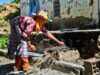 Eau préservée avec des techniques ancestrales marocaines : contribuer à sa conservation Femme marocaine préservant de l'eau avec des techniques ancestrales