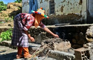 Eau préservée avec des techniques ancestrales marocaines : contribuer à sa conservation Femme marocaine préservant de l'eau avec des techniques ancestrales