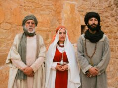 La mode traditionnelle marocaine : en hommage à Samira Haddouchi Samira Haddouchi en robe traditionnelle marocaine avec un fouqa