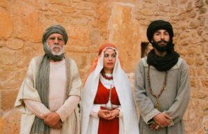 La mode traditionnelle marocaine : en hommage à Samira Haddouchi Samira Haddouchi en robe traditionnelle marocaine avec un fouqa